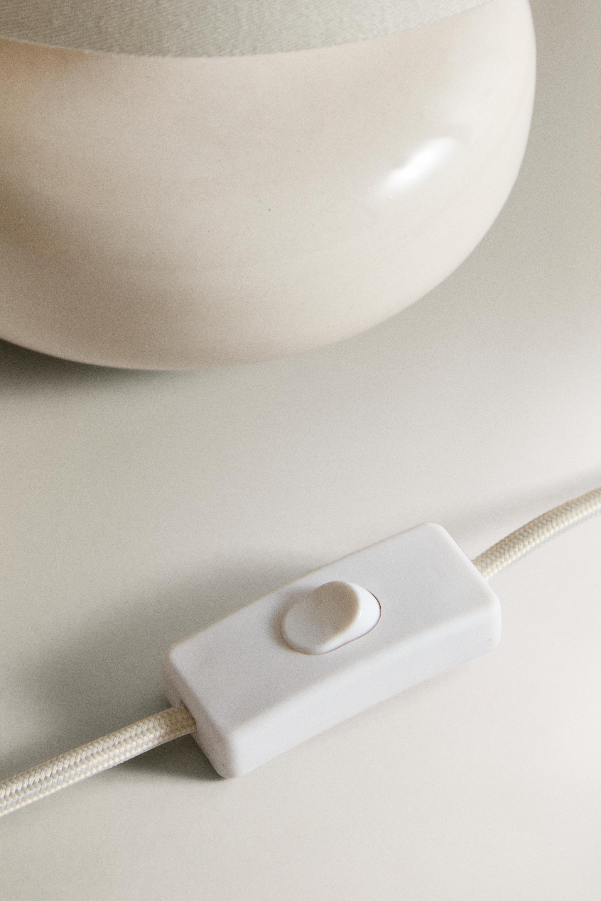 TABLE LAMP WITH CERAMIC BASE